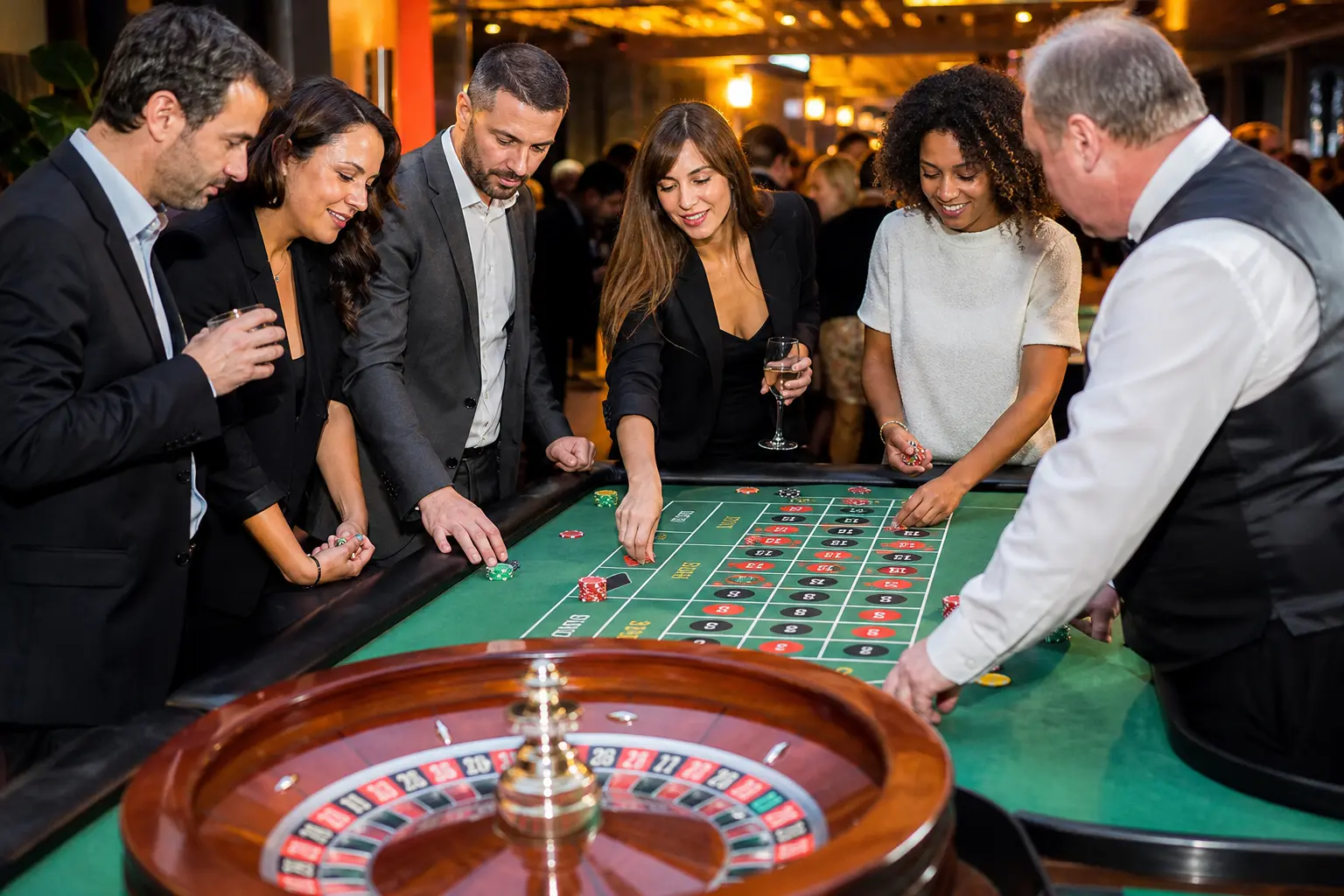 Participants d’une soirée d’entreprise autour d’une table de roulette, avec animation casino et jetons factices.