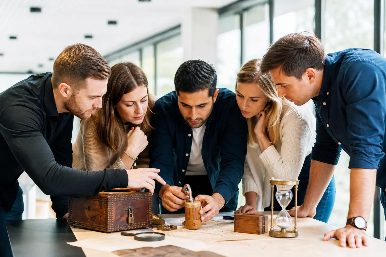 Equipe d’entreprise résolvant des énigmes autour d’un coffre dans un escape game entreprise nomade